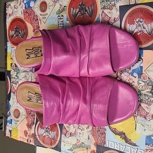 COPY - Comfy Miz Mooz never worn size 8